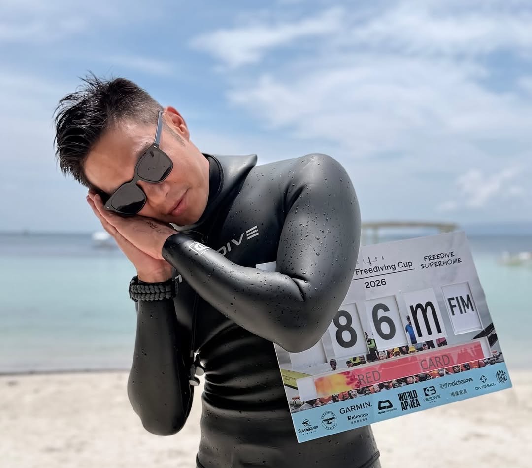 Chris 在亞洲盃拿著 FIM 86m 成績板