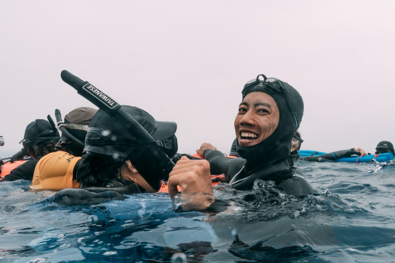 Howt 在 2025 台灣盃水面上扶著浮具微笑